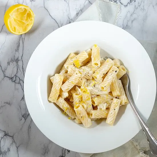 Vegetarische pasta met geitenkaas en citroen