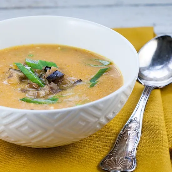 Recept: Indiase curry-kokossoep met kip