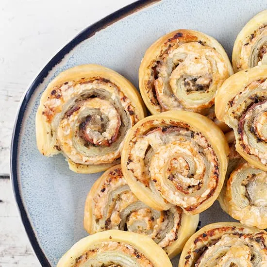 Recept: Bladerdeegrolletjes met ham en kaas