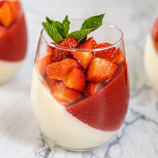 Panna cotta met aardbeien