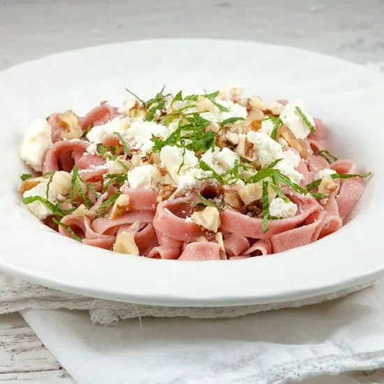 Recept: Vegetarische rode bieten tagliatelle met feta