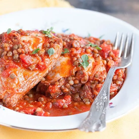 Recept: Kip met linzen en tomatensaus
