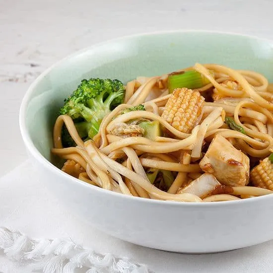 Noedels, kip en baby maïs uit de wok