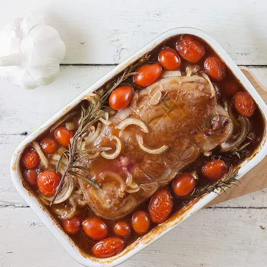 Kalfsrollade met tomaatjes en rozemarijn