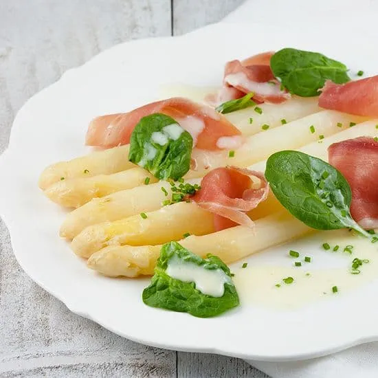 Recept: Witte asperges met Serrano ham