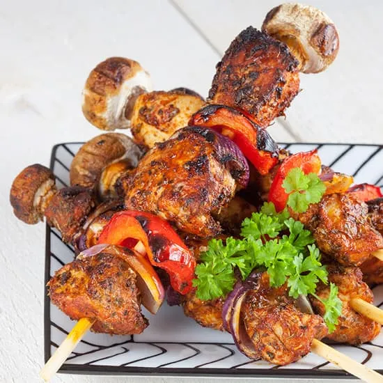 Kip shaslick van de barbecue
