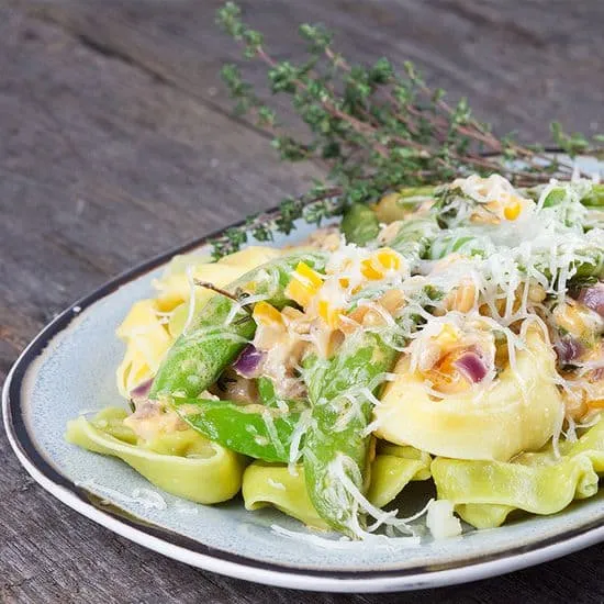 Recept: Twee kleuren tortellini met manchego en peultjes