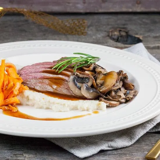 Recept: Hertenbiefstuk met geroosterde bloemkoolpuree en zoete aardappelfrietjes