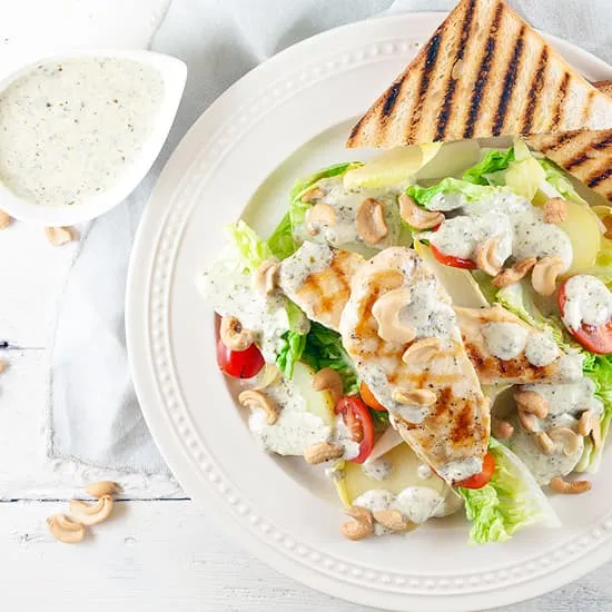 Recept: Maaltijdsalade met kip en pesto-yoghurt dressing