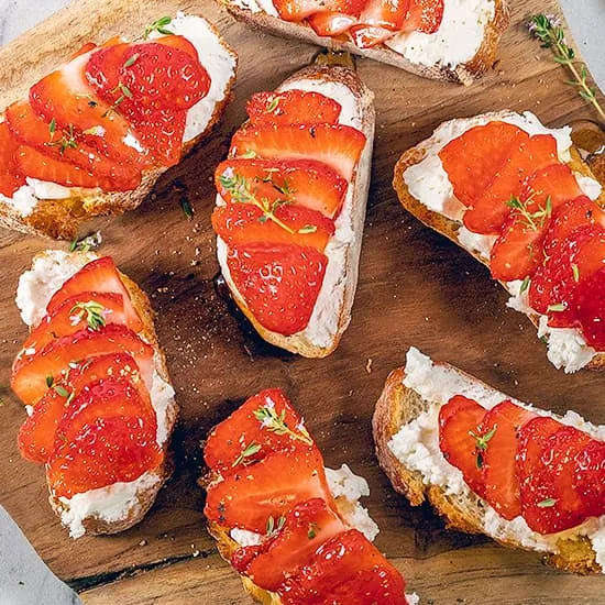 Crostini met geitenkaas en aardbeien