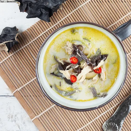 Recept: Pittige kokossoep met zwarte paddenstoelen