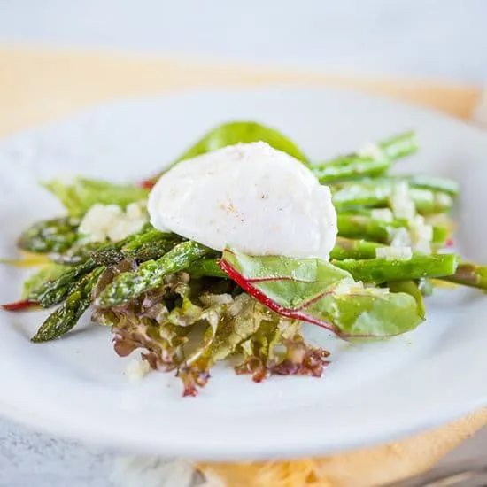 Recept: Groene aspergesalade met gepocheerd ei