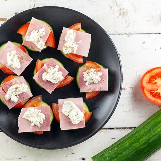 Recept: Komkommerhapjes met kruidenkaas en ham