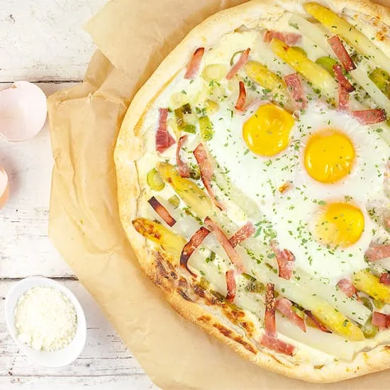 Recept: Plaattaart met witte asperges en ei