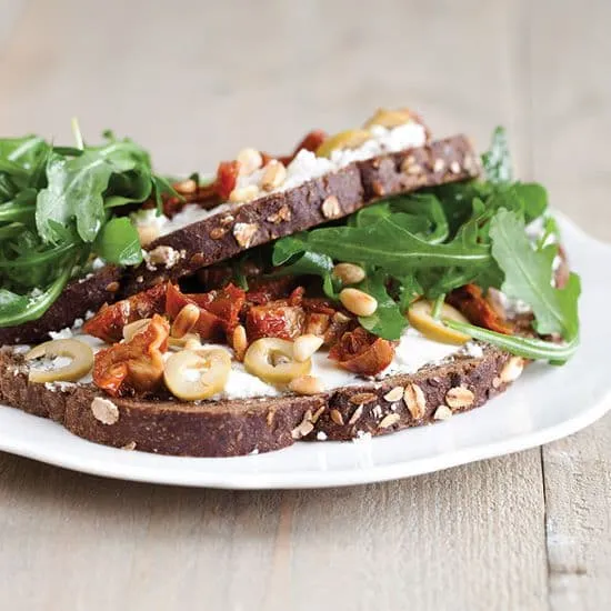 Recept: Broodje geitenkaas, zongedroogde tomaten en olijven