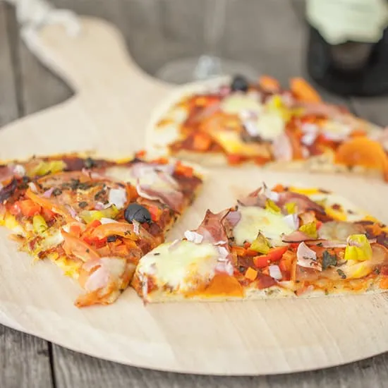 Recept: Mozzarella pizza met ham en paprika