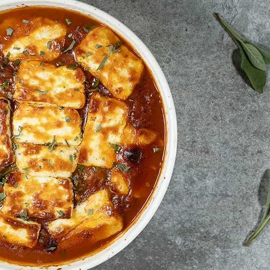 Ovenschotel met tomaat en halloumi
