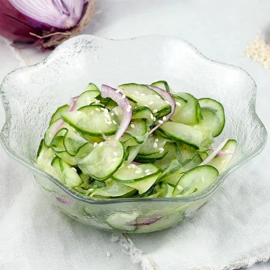 Recept: Komkommersalade met rode ui