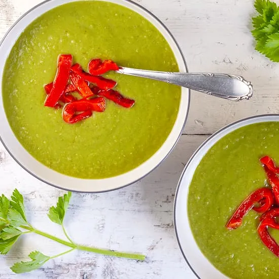 Recept: Doperwtensoep met geroosterde paprika