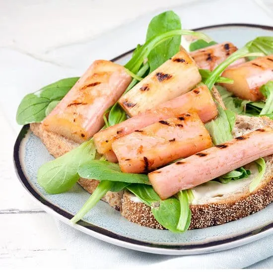 Recept: Sandwich met gegrilde rabarber en carre d'ambre