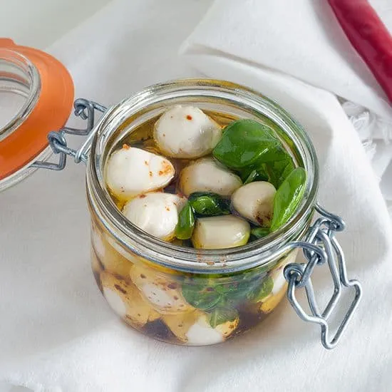 Recept: Gemarineerde mini mozzarella