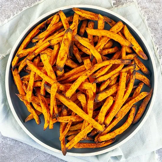 Recept: Knapperige zoete aardappelfriet uit de airfryer