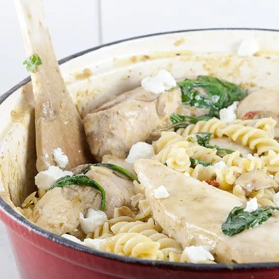 Recept: Romige pasta met kip en pesto