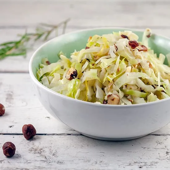Recept: Gesmoorde spitskool met hazelnoten