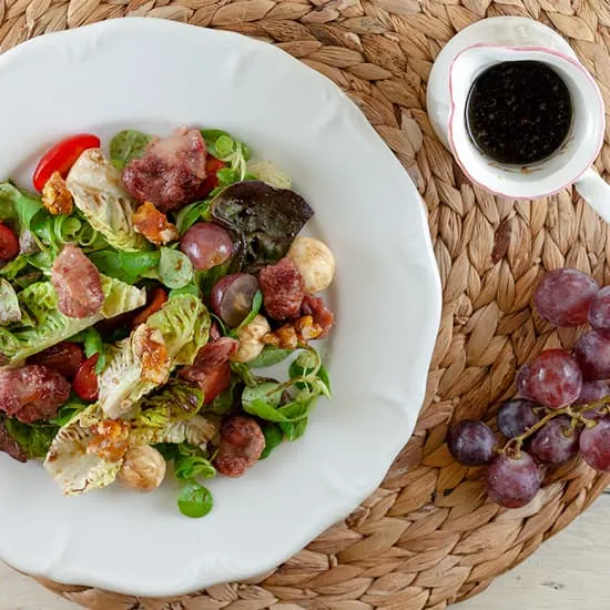 Recept: Salade met mozzarella, druiven en stroopdressing