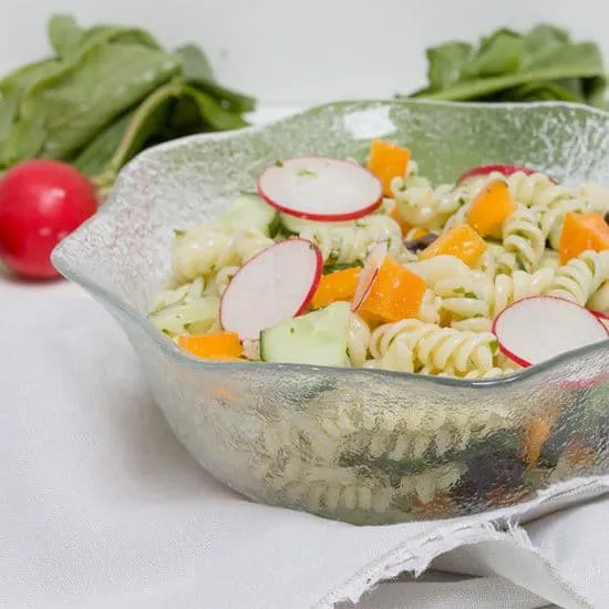 Recept: Pasta salade met komkommer en basilicum pesto