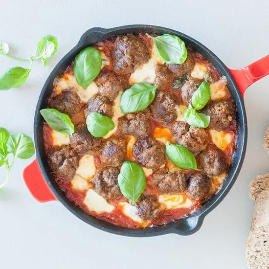 Recept: Gehaktballetjes met mozzarella in tomatensaus uit de oven