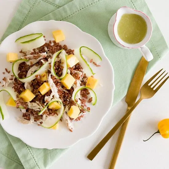 Recept: Pittige rode rijst salade met kip en mango