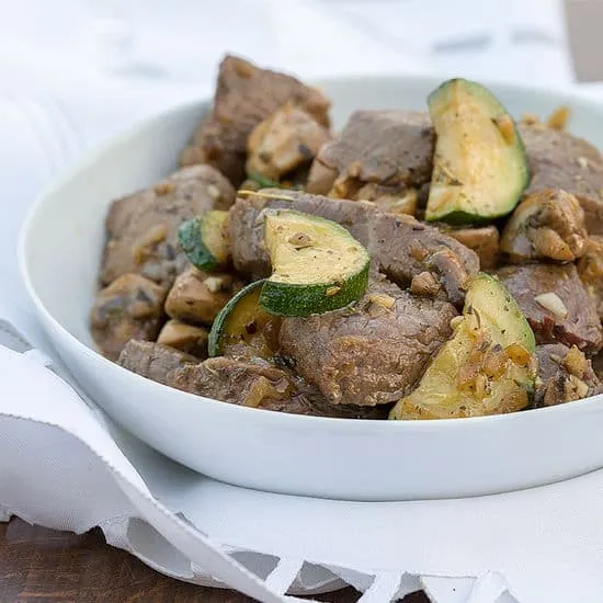 Recept: Gemarineerd rundvlees met courgette en champignons