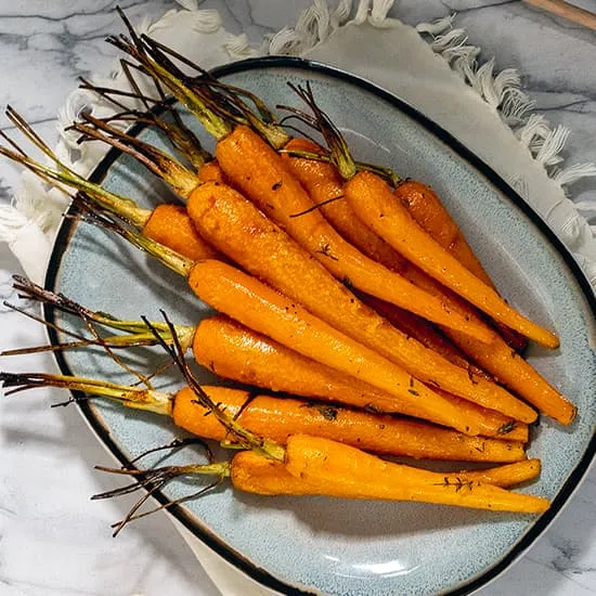 Recept: Geroosterde wortelen uit de oven met honing, knoflook en tijm