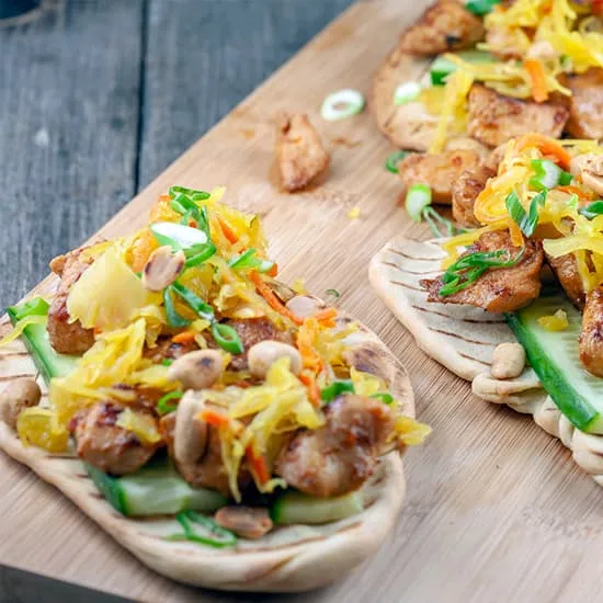 Naan met kip, atjar en pinda's