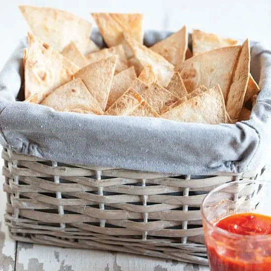 Recept: Tortillachips met rode peper dipsaus