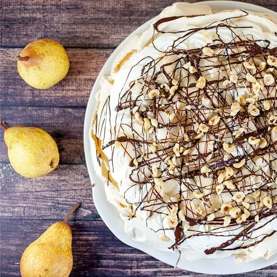 Pavlova met peer en hazelnoten