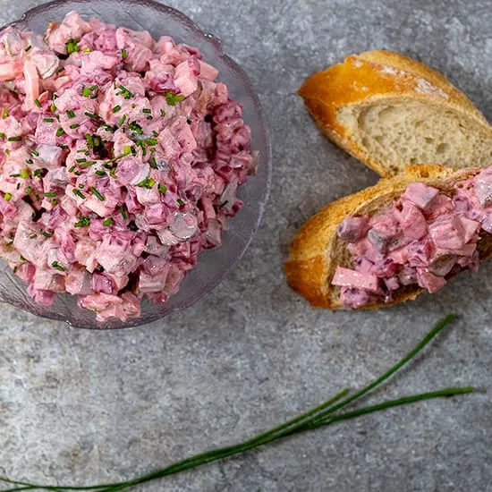 Recept: Haringsalade met rode biet