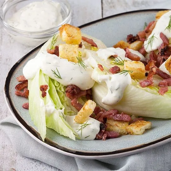 Recept: Wig salade van ijsbergsla met gebakken spek en croutons