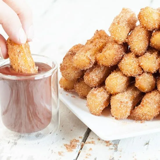 Churros met frambozen-chocoladesaus