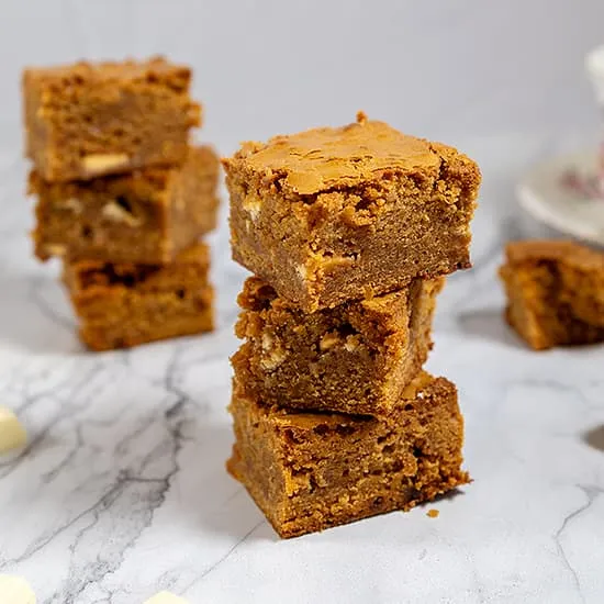 Recept: Blondies met amaretto en witte chocolade