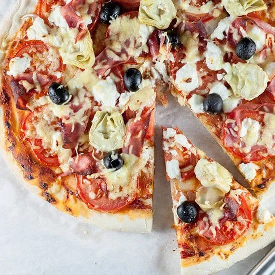 Recept: Pizza met tomaat en geitenkaas