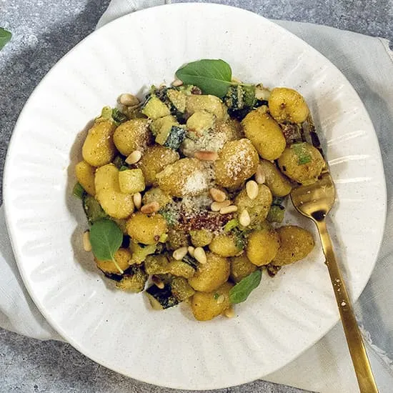 Recept: Gnocchi met courgette en pesto