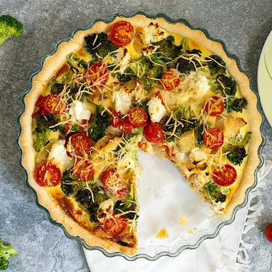 Recept: Broccoli quiche met kip en paprika