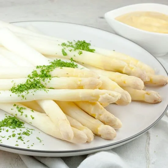 Recept: Witte asperges met koude Franse mousselinesaus