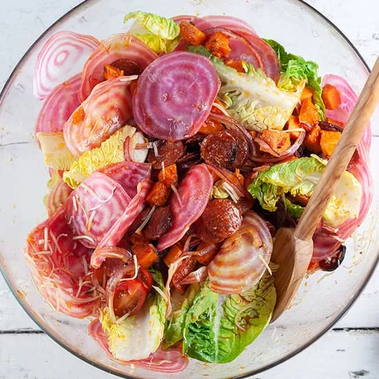 Zoete aardappelsalade met chorizo en chioggia biet