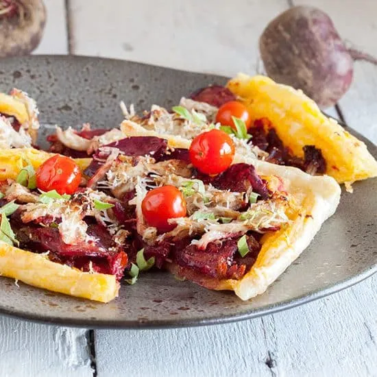 Recept: Rode biet en kip plaattaart