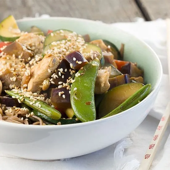 Recept: Kip met groenten en sesam uit de wok