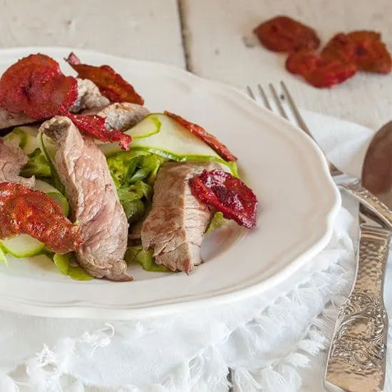 Recept: Biefstuk en rode bieten chips salade
