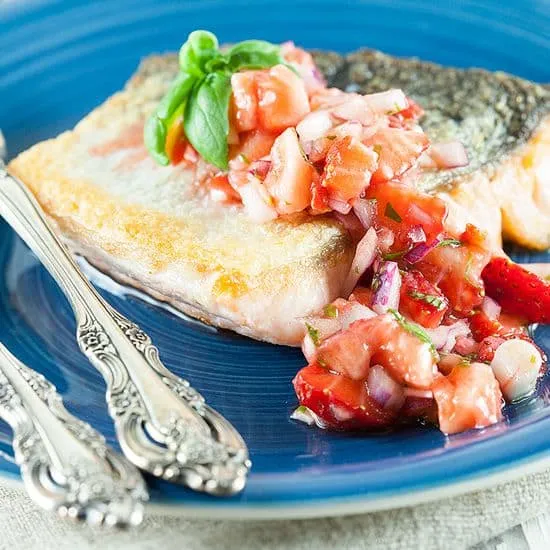 Recept: Gebakken zalm met aardbeiensalsa